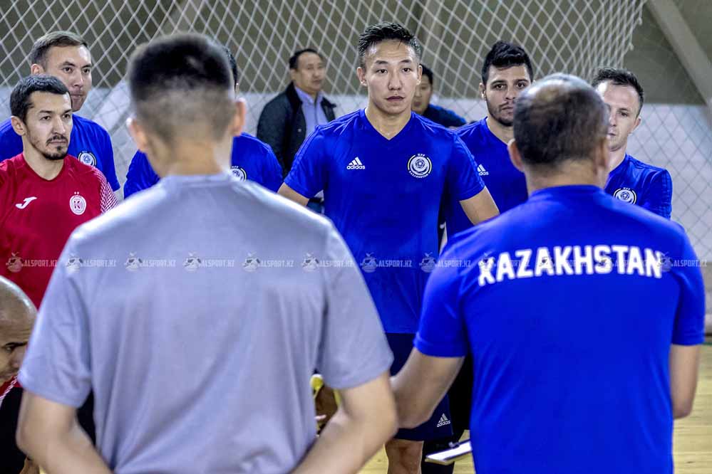 Казахстанские футзалисты провели первую тренировку с Кака